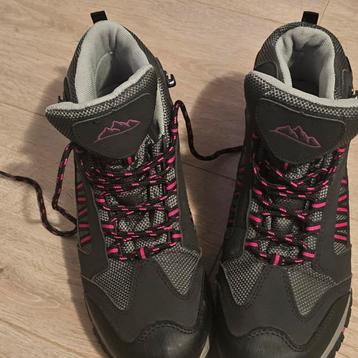 Wandelschoenen maat 40 beschikbaar voor biedingen