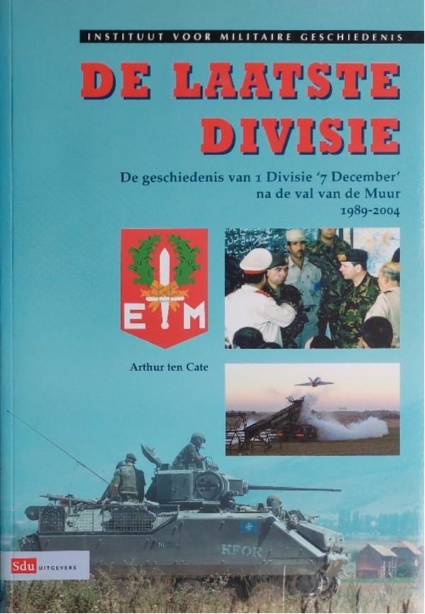 De Laatste Divisie, 1 Divisie ‘7 december’, Verzamelen, Militaria | Algemeen, Landmacht, Boek of Tijdschrift, Nederland, Ophalen of Verzenden