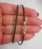 Rubber koord met zilveren slotje 45 cm lang nr.282, Sieraden, Tassen en Uiterlijk, Kettingen, Verzenden, Zo goed als nieuw, Zwart