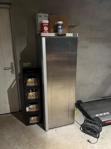 Grote koelkast beschikbaar voor biedingen