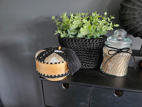 Kralenmandje offermand bamboe zwart beige bali ibiza, Huis en Inrichting, Woonaccessoires | Schalen en Manden, Nieuw, Rond, Ophalen of Verzenden