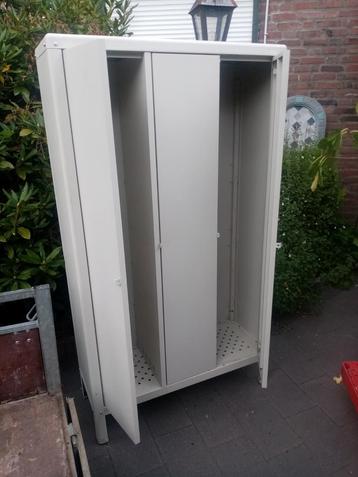 Metalen kast beschikbaar voor biedingen