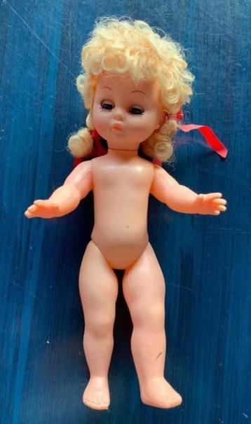 Pop met gummi hoofd, slaapogen en twee staartjes; 27,5 cm beschikbaar voor biedingen