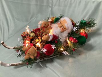 Mooie kerststuk , kerstman op houten slee met verlichting beschikbaar voor biedingen