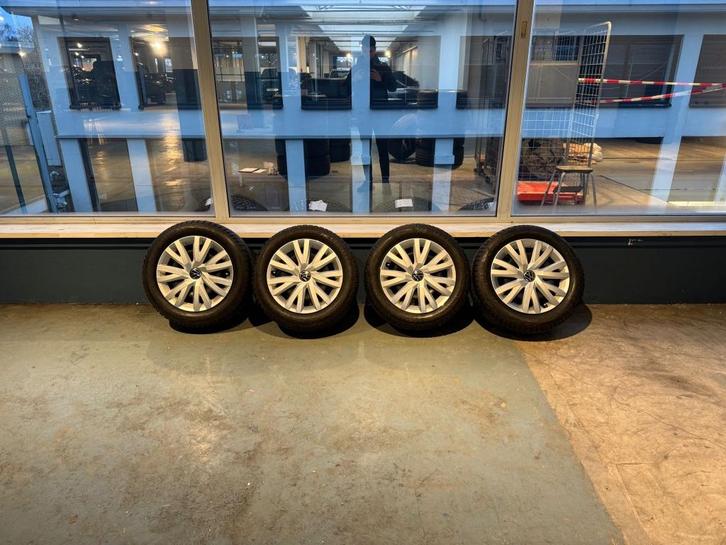 Volkswagen Golf 8 wieldoppen met velg 205/55 R16 winterbande, Auto-onderdelen, Banden en Velgen, Banden en Velgen, Winterbanden