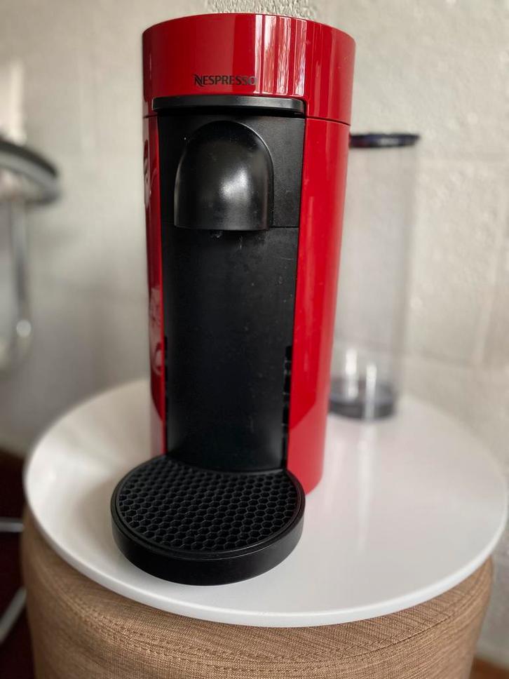 Nespresso Vertuo Plus Cherry Red incl. accessoires, Witgoed en Apparatuur, Koffiezetapparaten, Zo goed als nieuw, Koffiemachine