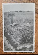 Duits Veldgraf foto met houten kruis en Stahlhelm soldaat, Verzamelen, Ophalen of Verzenden, Duitsland, Foto of Poster