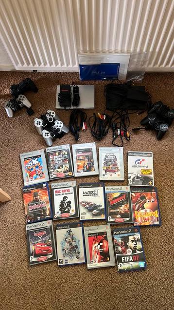 2 complete sets PlayStation 2. Zilver en zwart. beschikbaar voor biedingen