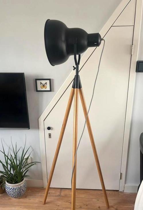 Vloerlamp met houten driepoot en zwarte kap, Huis en Inrichting, Lampen | Vloerlampen, Zo goed als nieuw, 150 tot 200 cm, Hout