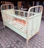 Vintage brocant ledikant,kinderbed I.z.g.s., Kinderen en Baby's, Kinderkamer | Bedden, Ophalen, Zo goed als nieuw, Minder dan 140 cm