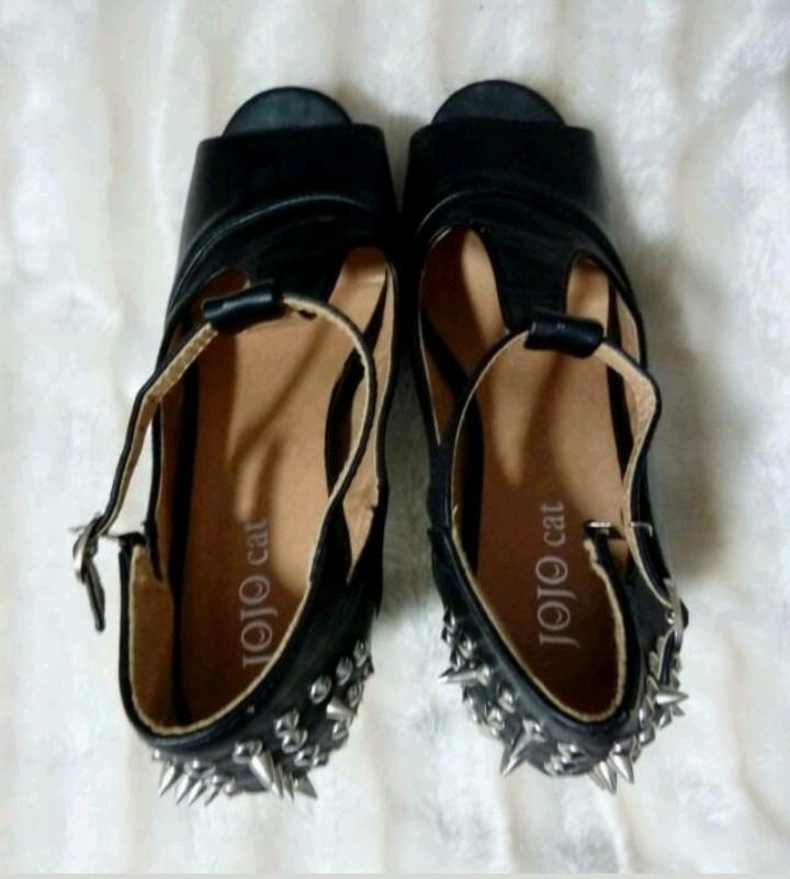 Zwarte peeptoe platform schoenen met spikes van JoJo Cat, Kleding | Dames, Schoenen, Zo goed als nieuw, Schoenen met hoge hakken