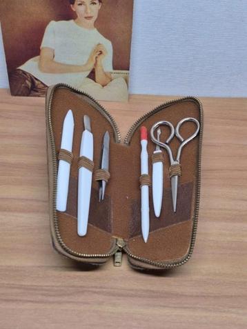 Vintage manicure etui beschikbaar voor biedingen