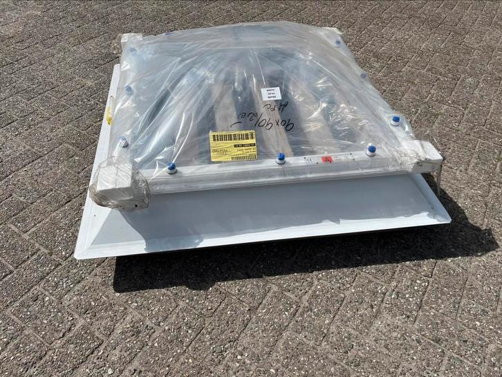 Lichtkoepel 90x90 cm – Vaste Opstand met lichte krasjes, Doe-het-zelf en Verbouw, Glas en Ramen, Zo goed als nieuw, Dakraam, Minder dan 80 cm