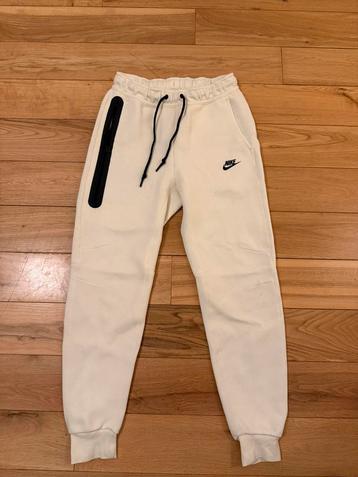 Creme Nike Tech Fleece Broek - Maat S beschikbaar voor biedingen