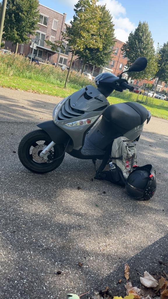 Piaggo zip 2024 kijk beschrijving, Fietsen en Brommers, Scooters | Piaggio, Ophalen of Verzenden, Zo goed als nieuw, Benzine, Zip