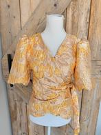 Geel gouden wikkelblouse met bloemen - Maat M, Kleding | Dames, Blouses en Tunieken, Ophalen of Verzenden, Nieuw, Maat 38/40 (M)