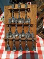 MOOI HOUTEN BORD MET TINNEN LEPELTJES., Ophalen of Verzenden