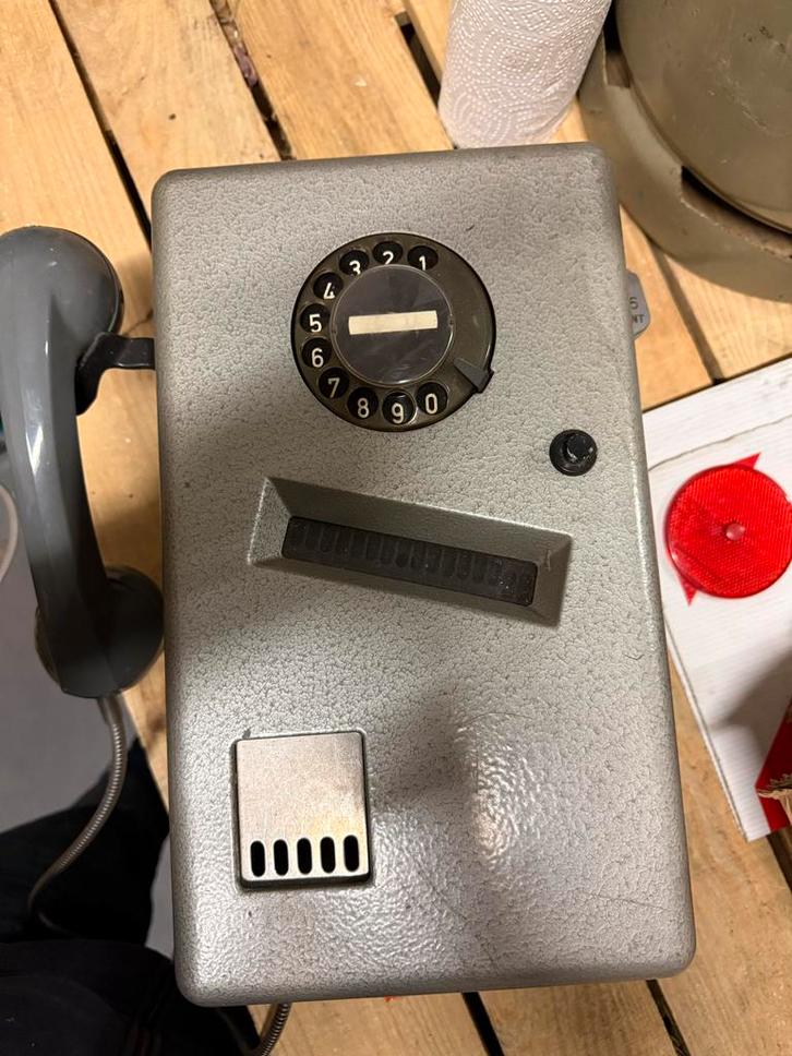 Vintage betaaltelefoon uit telefooncel Rotterdam centraal, Telecommunicatie, Vaste telefoons | Niet Draadloos, Gebruikt, Met draaischijf