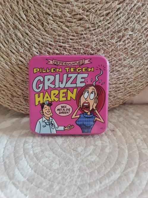 Grappig roze pepermuntdoosje – "Pillen tegen grijze haren" (, Huis en Inrichting, Overige Huis en Inrichting, Gebruikt, Ophalen of Verzenden