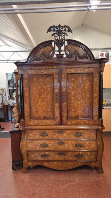 Geheel intarsia ingelegd Hollands kabinet beschikbaar voor biedingen