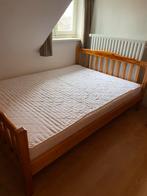 Grenenhouten bed met matras 140x200 - Logeerbed, Huis en Inrichting, Slaapkamer | Bedden, Ophalen, Gebruikt, Bruin, 140 cm