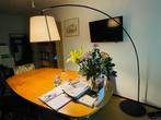 Skaftet staande lamp op voet met lampekap, Huis en Inrichting, Lampen | Vloerlampen, Ophalen, Zo goed als nieuw, Modern, Metaal