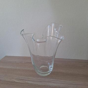 Vintage glazen waaiervaas zakdoekvaas tulpenvaas 23 cm. beschikbaar voor biedingen