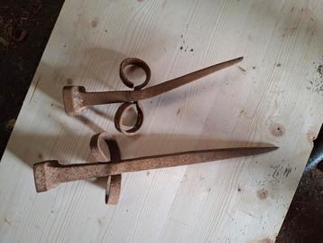 2x haarijzer / haarspit. Antiek gesmeed beschikbaar voor biedingen