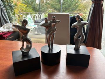 Ensemble van 3 Metalen Dansende Beelden beschikbaar voor biedingen