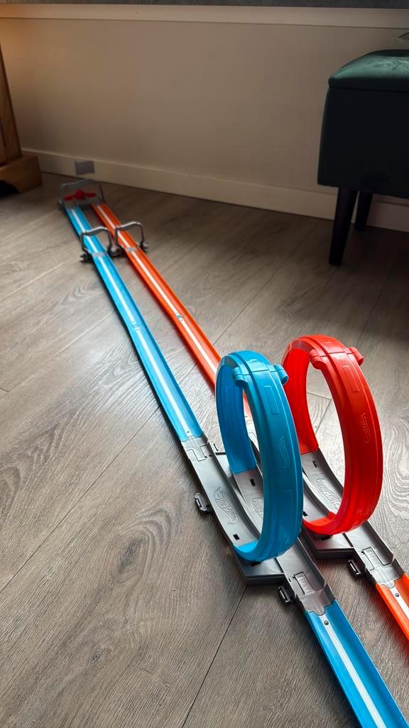 Hotwheels racebaan met looping, Kinderen en Baby's, Speelgoed | Racebanen, Zo goed als nieuw, Handmatig, Hot Wheels, Met looping