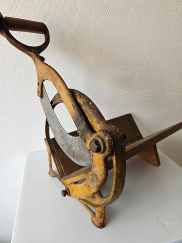 Vintage broodsnijder beschikbaar voor biedingen