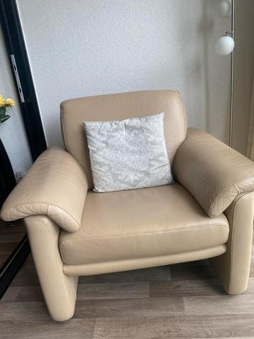 Lederen fauteuil beschikbaar voor biedingen