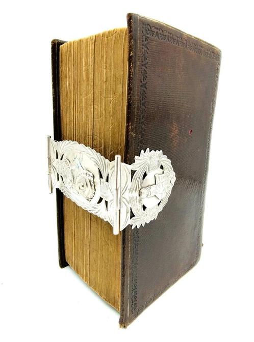 Bijbel met zilveren slot, T.W. Camming / Sneek., Antiek en Kunst, Antiek | Boeken en Bijbels, Verzenden