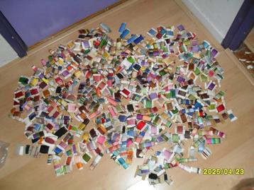 Ruim 1400 gram splijtgaren in heel veel kleuren. En ook DMC beschikbaar voor biedingen