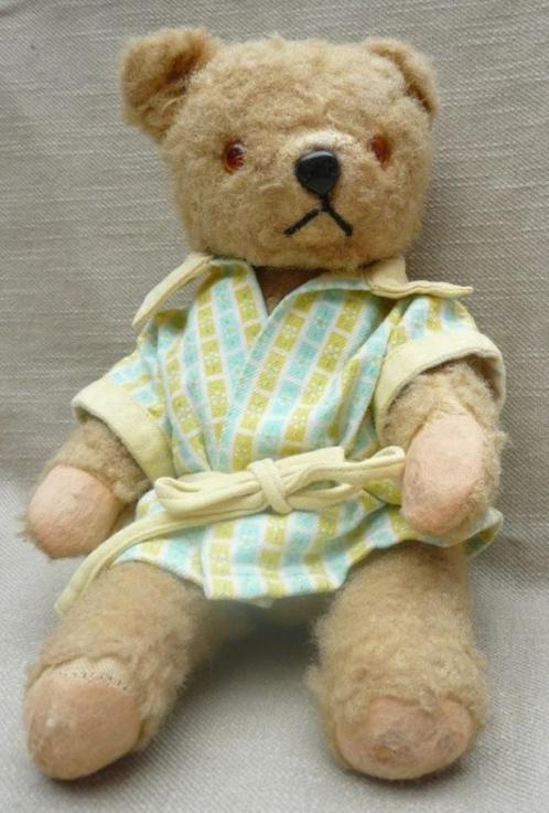 Oud beertje met geel overslagjasje, Verzamelen, Beren en Cherished Teddies, Gebruikt, Stoffen beer, Overige merken, Ophalen of Verzenden
