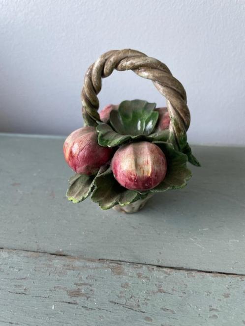 Vintage Italiaans beeldje mandje met fruit. Porselein., Antiek en Kunst, Curiosa en Brocante, Ophalen