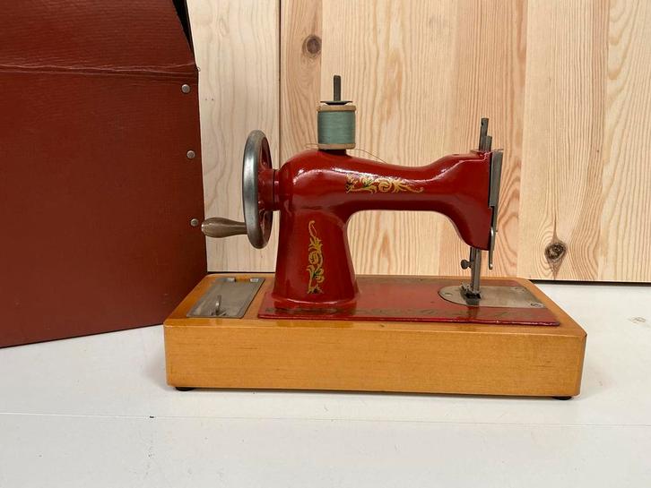 Vintage kindernaaimachine uit USSR.WD-026, Antiek en Kunst, Antiek | Naaimachines, Ophalen