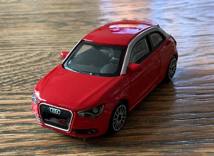 PRACHTIGE RODE AUDI A1 AUTO BURAGO 1:43, Hobby en Vrije tijd, Modelauto's | 1:43, Zo goed als nieuw, Auto, Overige merken, Ophalen