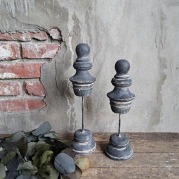 Set 2x landelijk sober stenen ornament op statief *Etage3*  beschikbaar voor biedingen
