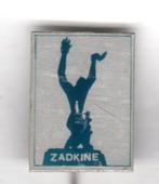 Speldje ZADKINE ROTTERDAM DE VERWOESTE STAD BLAUW (A4), Verzamelen, Speldjes, Pins en Buttons, Verzenden, Gebruikt, Overige onderwerpen
