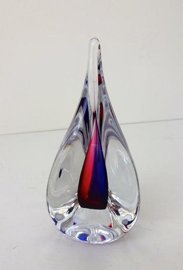 Glazen object helder rood en blauw driehoekige vorm 3832-g beschikbaar voor biedingen
