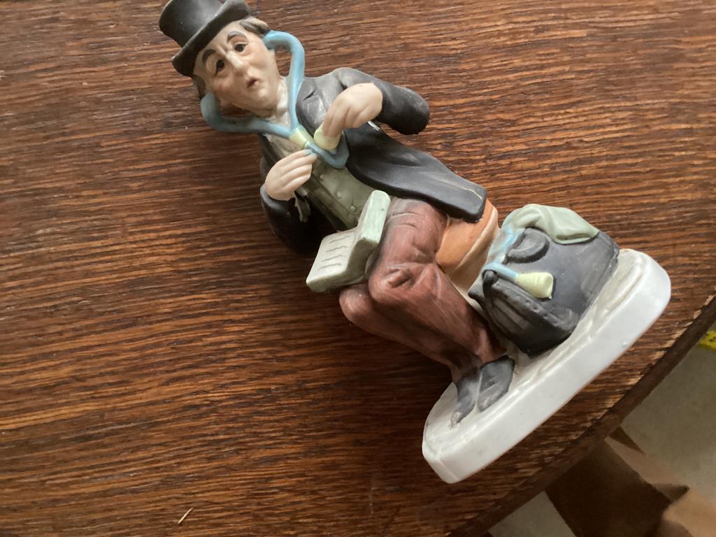 Dokter biscuitporselein / hoog 16.5 cm, Verzamelen, Beelden en Beeldjes, Ophalen of Verzenden, Zo goed als nieuw, Dier