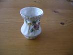 Vintage. Oud klein minatuur porseleinen vaasje met bloemtjes, Ophalen of Verzenden