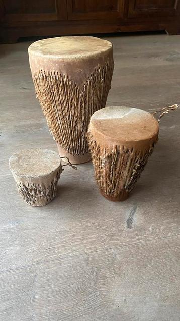 Oude afrikaanse trommels beschikbaar voor biedingen