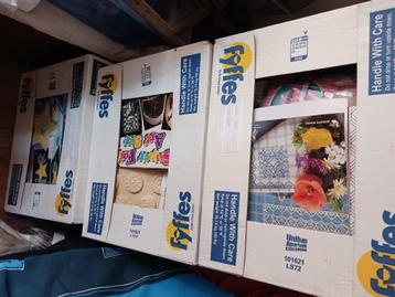 3 bananen dozen vol met hobby/crea spullen Alles nieuw beschikbaar voor biedingen