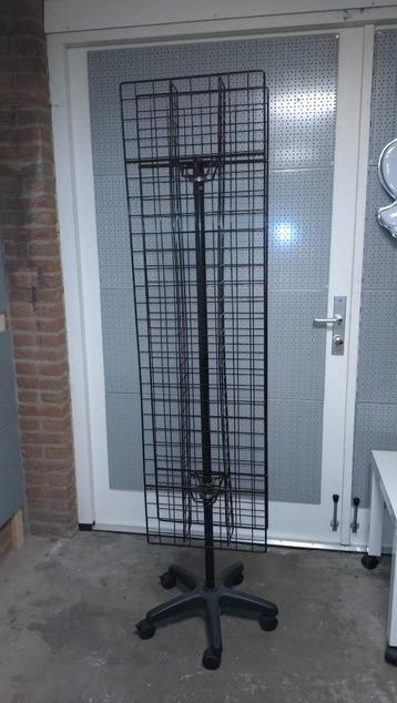 Presentatierek met losse haken te koop beschikbaar voor biedingen