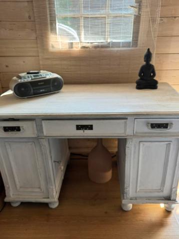Vintage bureau beschikbaar voor biedingen