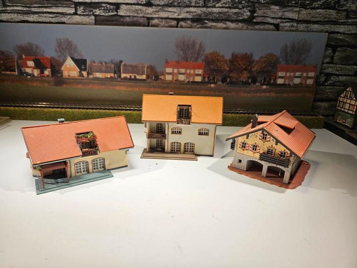 3 mooie huizen woningen N spoor modeltrein 1:160, Hobby en Vrije tijd, Modeltreinen | N-Spoor, Gebruikt, Brug, Tunnel of Gebouw