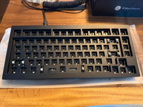 Keychron Q1 (tape + force break mod) + Switches & Keycaps, Computers en Software, Toetsenborden, Zo goed als nieuw, Qwerty, Bedraad
