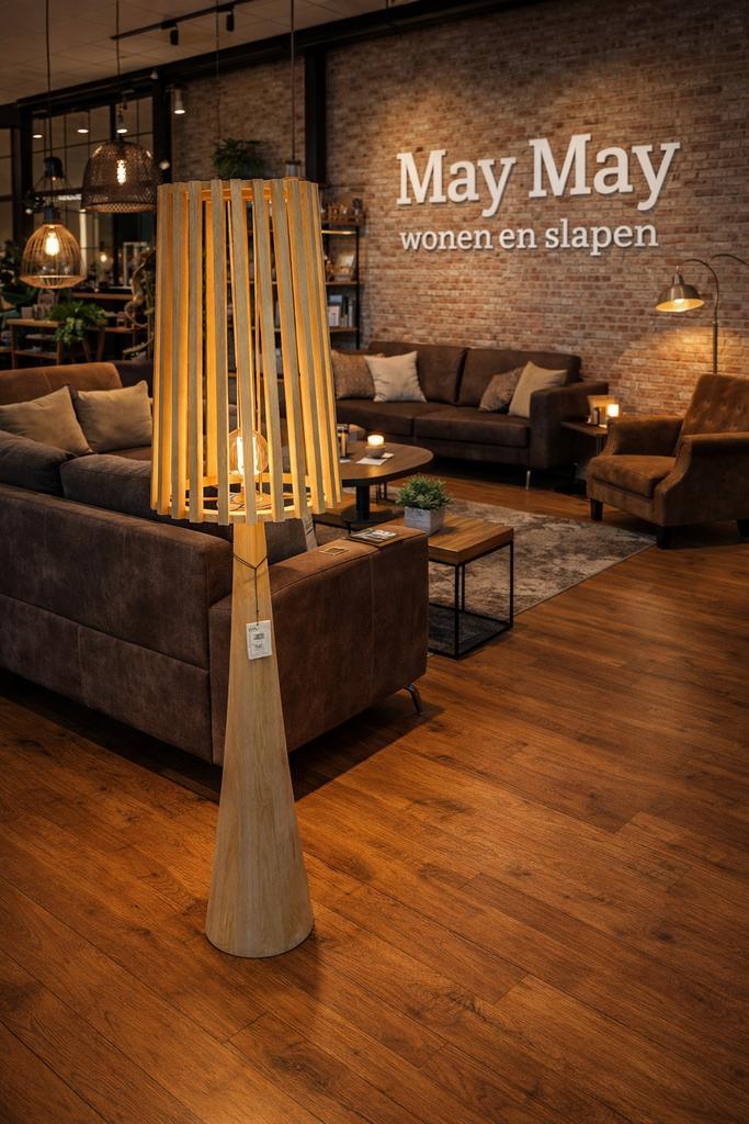 Vloerlamp Lina Mangohout 162cm Hoog – Naturel, Huis en Inrichting, Lampen | Vloerlampen, Nieuw, 150 tot 200 cm, Hout, Ophalen